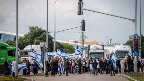 מפגינים חוסמים חסימה משאיות סיוע הומניטרי עזה מנמל אשדוד אל מעבר כרם שלום 
