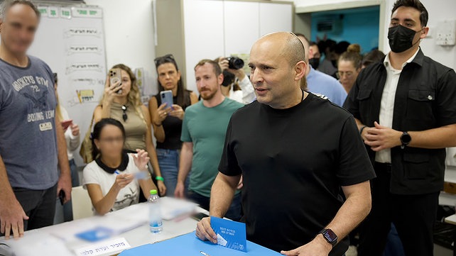 יו"ר מפלגת ביחד, נפתלי בנט, הצביע ברעננה
