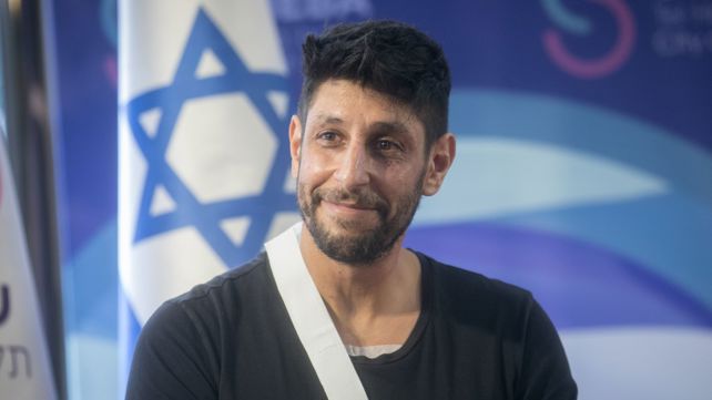 עידן עמדי עם שחרורו מבית החולים, בחודש ינואר