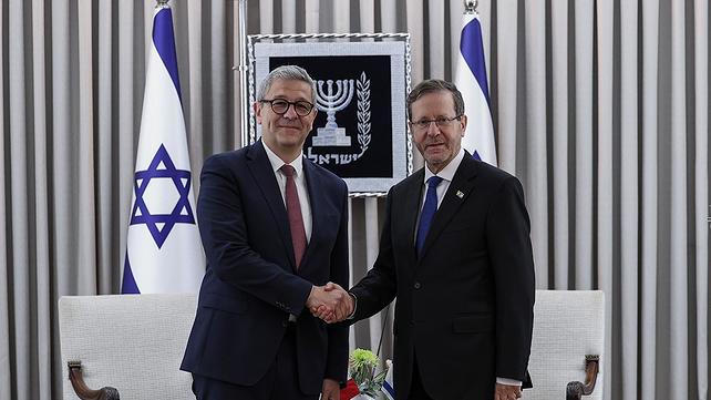 שגריר צרפת כריסטוף פריזו ונשיא המדינה יצחק הרצוג