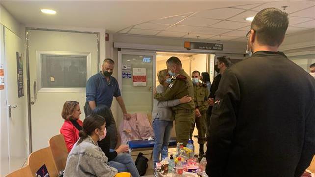כוכבי מחבק את אימו של איציק סעידיאן. 13.4.21