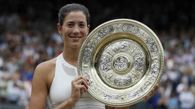 מוגורסה עם צלחת האליפות של ווימבלדון, היום