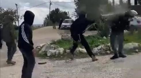 תיעוד: פעיל ימין ריסס לוחם מג"ב בגז מדמיע וניקב צמיג ברכב צבאי