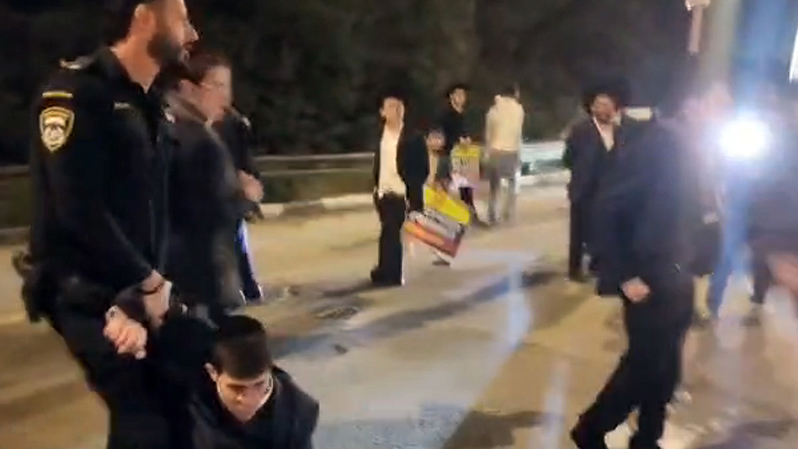 מפגינים חרדים חוסמים את הכניסה לאשקלון