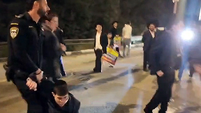 מפגינים חרדים חוסמים את הכניסה לאשקלון