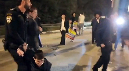 מפגינים חרדים חוסמים את הכניסה לאשקלון במחאה נגד המשטרה הצבאית