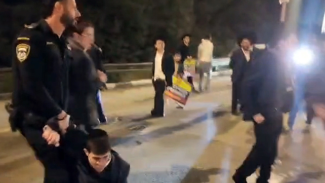 מפגינים חרדים חוסמים את הכניסה לאשקלון