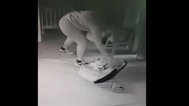 סייעת מתעללת בתינוקת