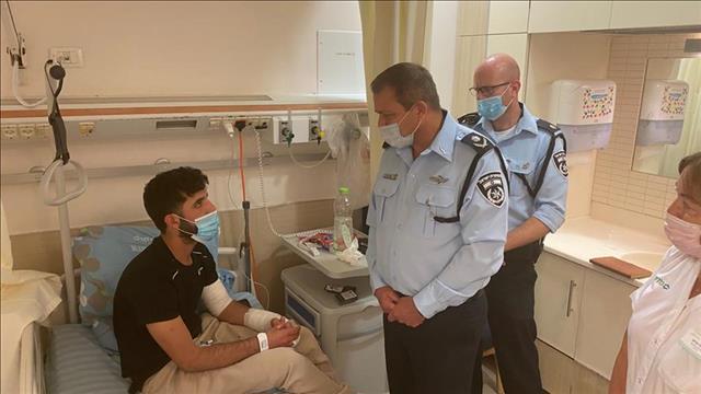 מ"מ המפכ"ל ניצב מוטי כהן עם הפצוע קל טירה 16 במאי