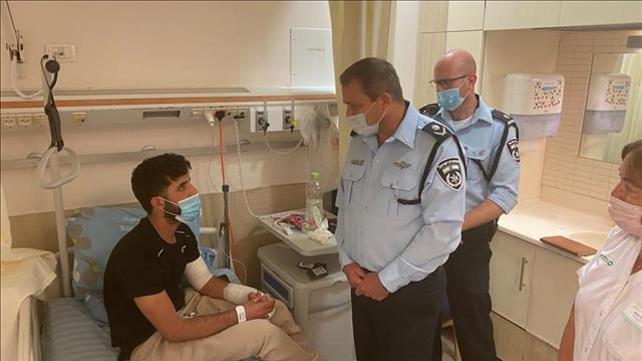 מ"מ המפכ"ל ניצב מוטי כהן עם הפצוע קל טירה 16 במאי
