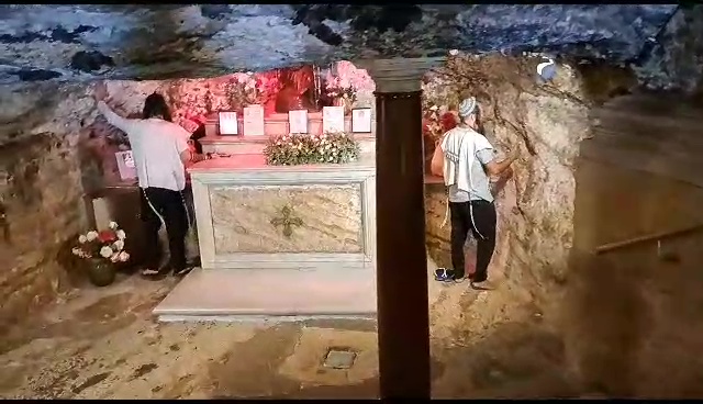 חסידי ברלנד בתפילה במנזר הכרמליתים