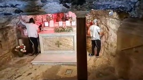 חסידי ברלנד בתפילה במנזר הכרמליתים