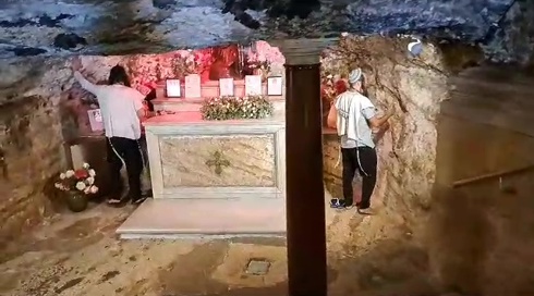 "איפה הייתם 400 שנה?": החסידים שמעוררים את זעם הנוצרים