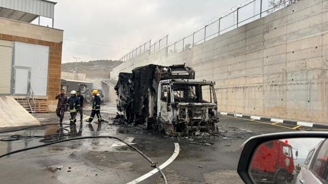 משאית שהוצתה באזור התעשייה דיר שרף