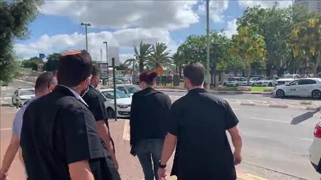 הסייעת המואשמת בהתעללות ילנה סטרובנסקי ביציאה מדיון ההקראה בביהמ"ש בפתח תקווה 25.06.20