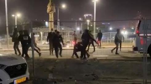 זריקת אבנים, ירי ונפגעים מדקירות: קטטה בכניסה לבית החולים סורוקה בב"ש